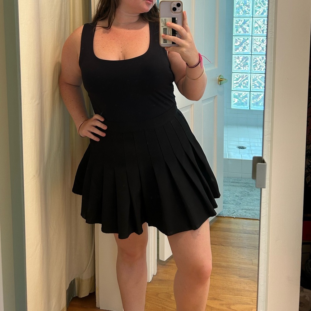 BLACK PLEATED SKIRT